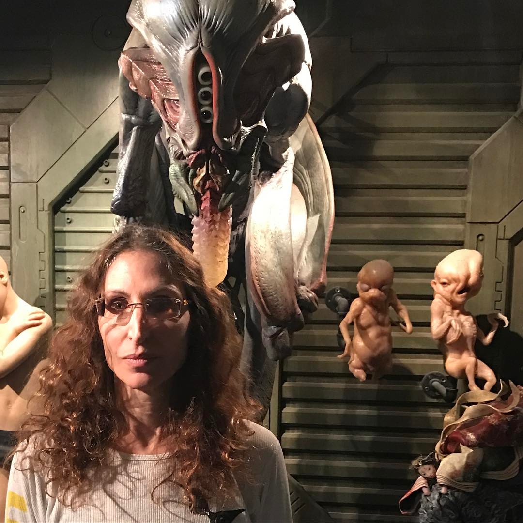 Як у реальному житті виглядає актриса, яка зіграла у фільмі "Монахиня" (фото)